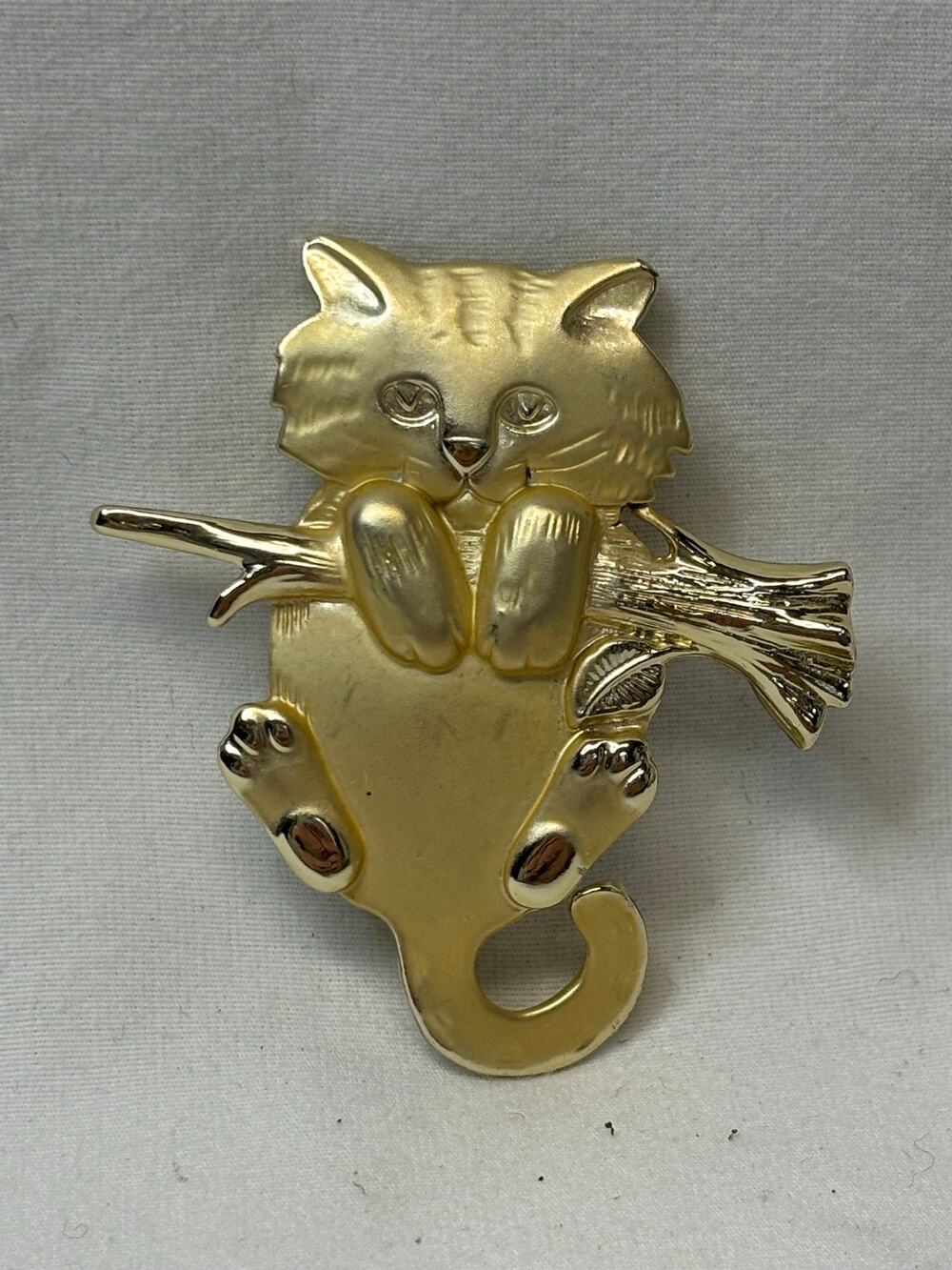 Vintage Gold-toned Cat Hanging From Branche Brooch Pin #6209
